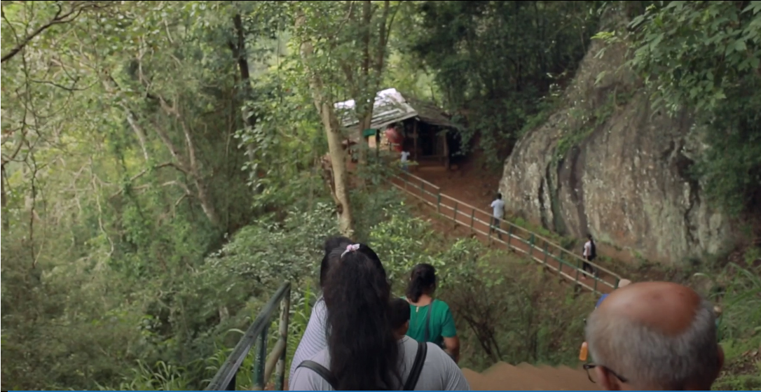 Dunhinda Falls Trekking path - Sri Lanka 